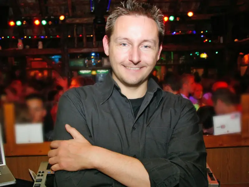 Markus Schumacher mit verschränkten Armen im Musikpark in Lübeck