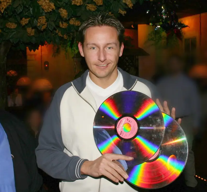 Markus Schumacher hält zwei Original-Pioneer-Karaoke-Laserdiscs in der Hand