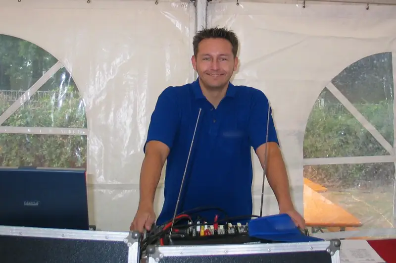 Markus Schumacher hinter seinem DJ-Pult bei einem Fest im Zelt