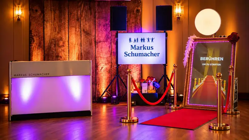 Die Kombination im Einsatz: DJ-Tisch, Illumination und Fotospiegel in einem Aufbau von Markus Schumacher