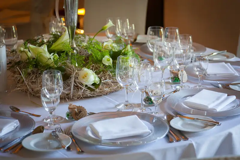 Festlich gedeckter Hochzeitstisch mit Blumenschmuck und Gläsern